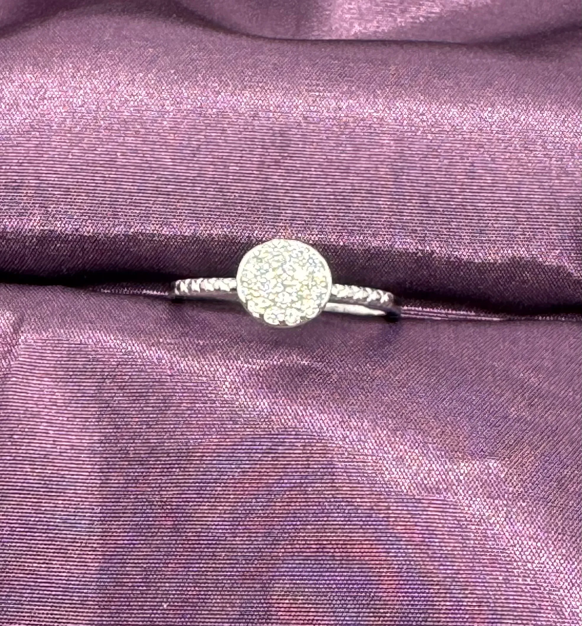 Anillo circulo con piedras